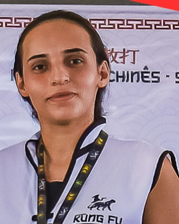 Professora Danielly Santos Vieira de uniforme, com medalha