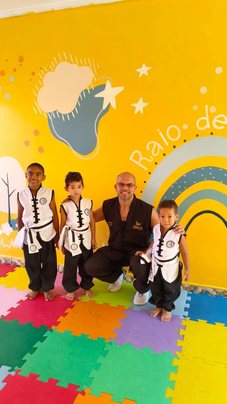 Sifu Reginaldo com alunos da Escola Raio de Luz
