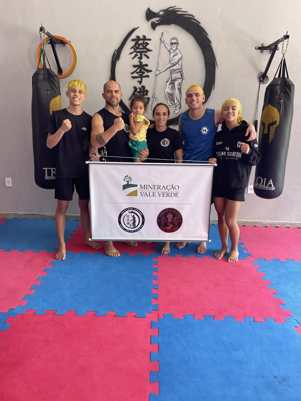 Sifu Reginaldo e alunos com a faixa de agradecimento à Mineração Vale Verde