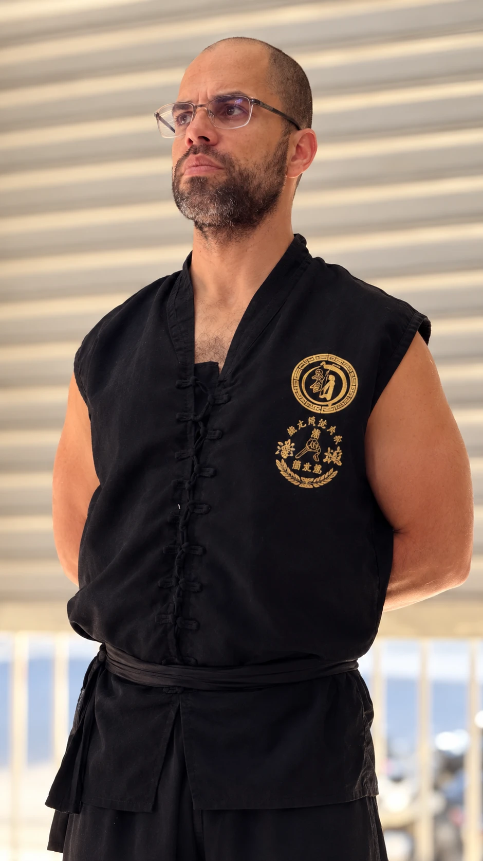 Sifu Reginaldo Santos Vieira de uniforme preto de Kung Fu